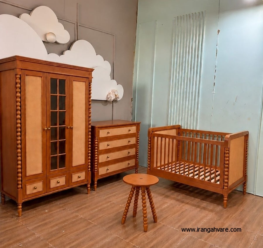 سرویس خواب چوبی حصیری نوزاد مدل آرتا ۴ تکه خراطی و منبت‌کاری‌شده