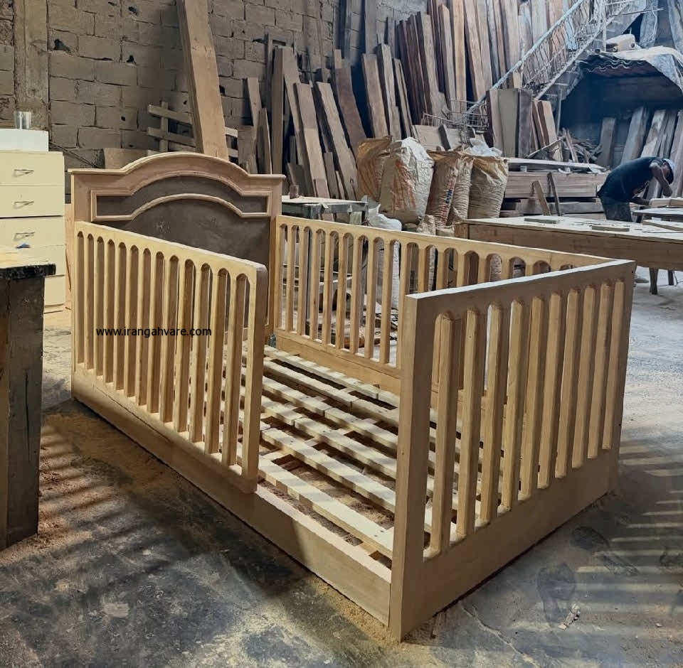 تخت مونته سوری چوبی با نرده ها مستطیلی بلند و تاج CNC دار