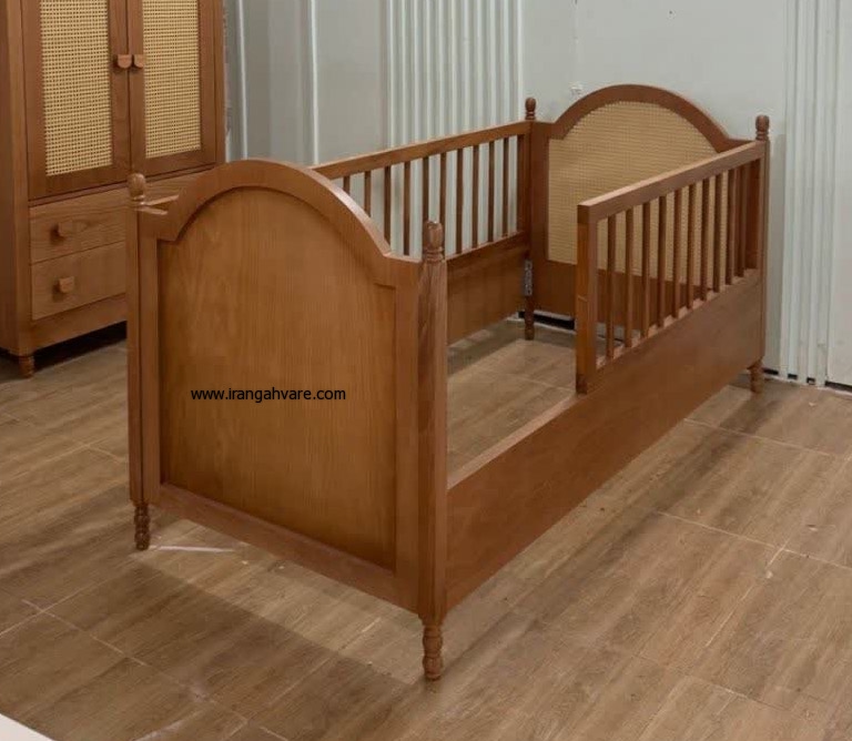 تخت چوبی حصیری با دو طرف تاج منحنی