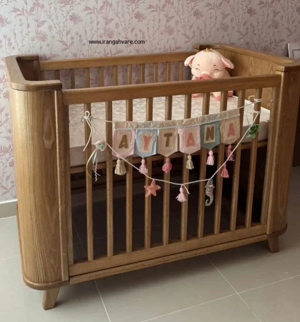 تخت نوزادی چوبی و منحنی دارای تنظیم ارتفاع