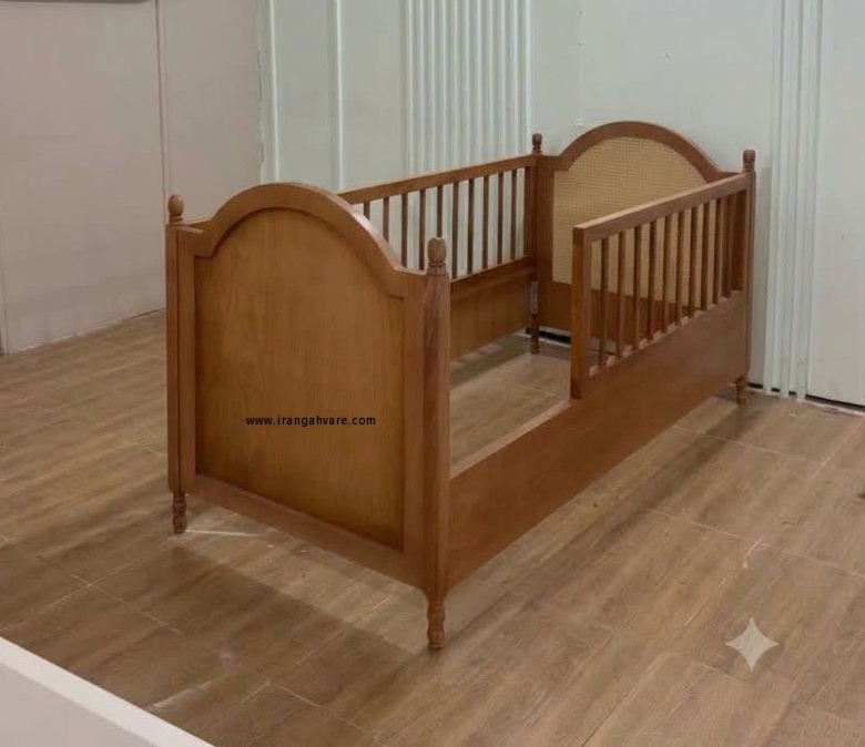 تخت چوبی حصیری با دو طرف تاج منحنی