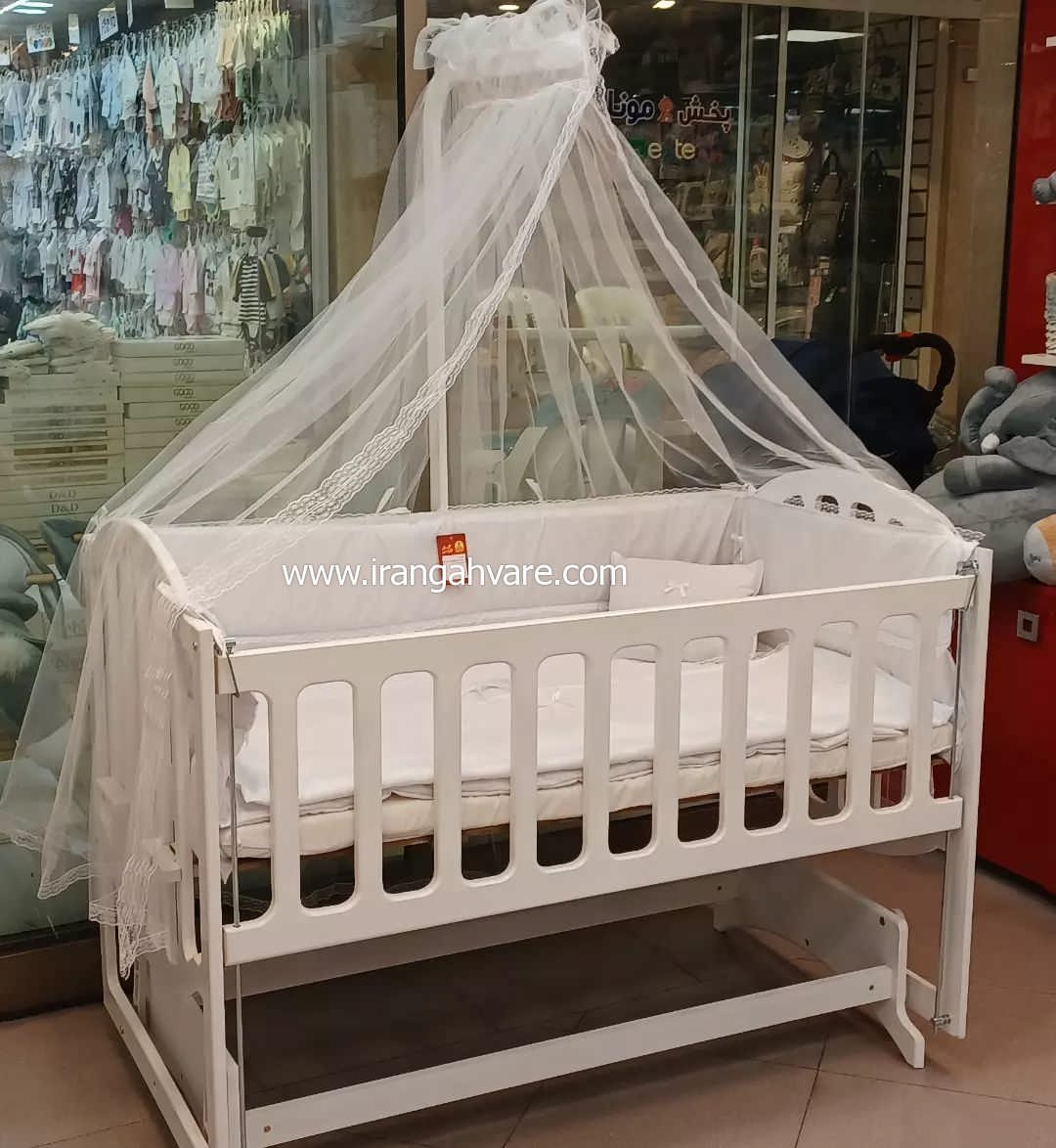 تخت و گهواره کنار مادر ام دی اف
